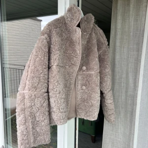 H&M teddy jacka - Supersnygg oversize teddyjacka! Den är i mycket bra skick!💓 Mockaliknande insida och fluffig utsida! Verkligen sååå varm😇💓