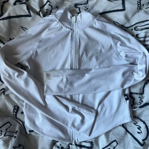 Vit tränings kofta - Säljer min vita tränings kofta, den är jätte skön att ha på mig. Jätte bra skick också.