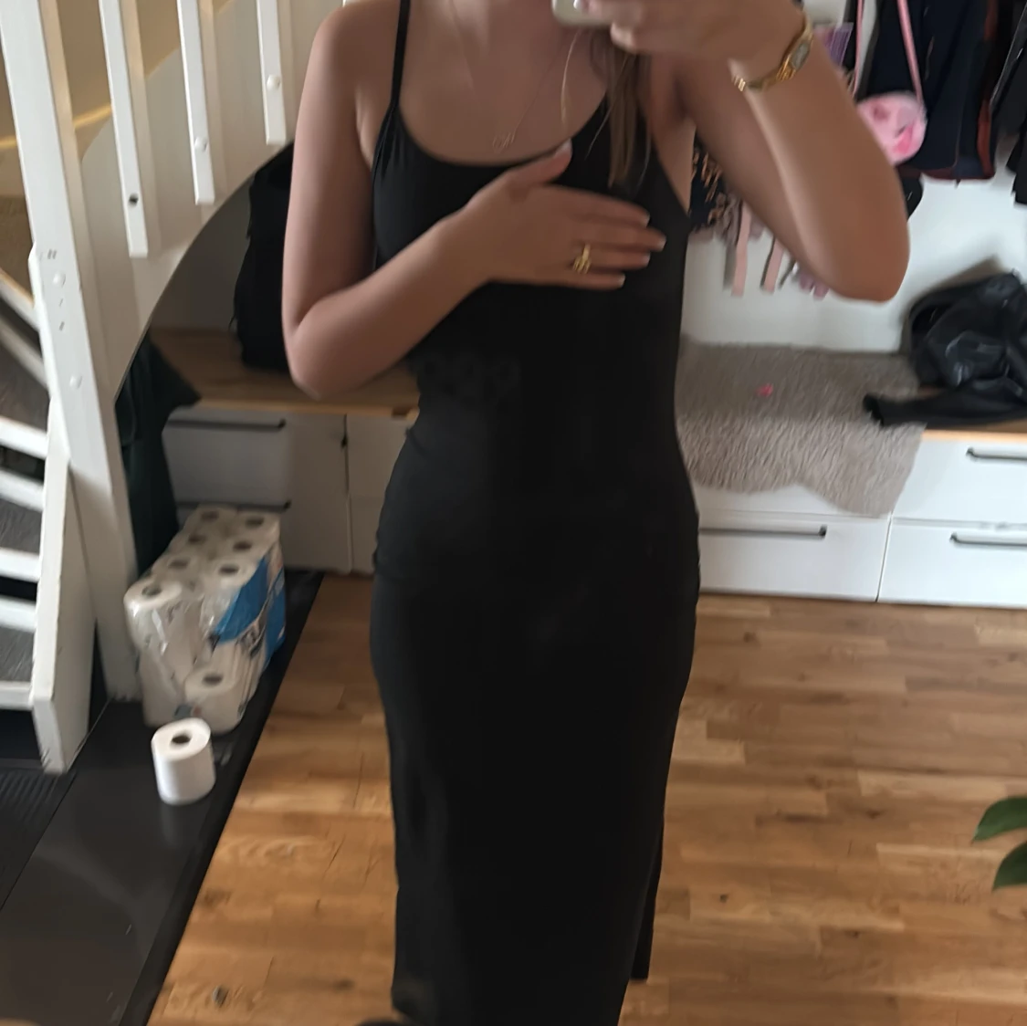 Svart långklänning med smala axelband