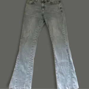 BRACCA jeans -  grå jeans med flared passform, skick: 9/10. 