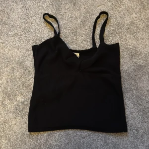 Svart linne med ”knut”  - Skönt material, passar till de mesta, aldrig använd👌Storlek M men passar xs/s