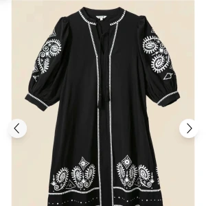 Klänning från Indiska  - Svart och vit klänning från Indiska🤍Använd 1 gång. Nypris 1499. I nyskick, men ingen prislapp