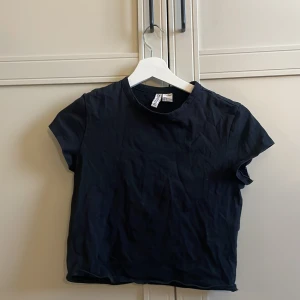 Svart T-shirt  - Svart T-shirt från H&M i storlek s