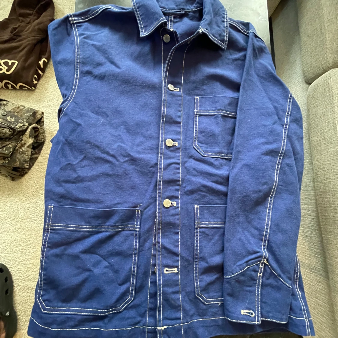 Blå väst med kontrastsömmar