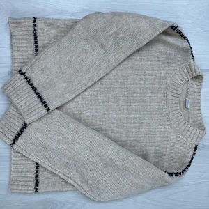 Stickad tröja - Superfin, unik och trendig beige tröja i otroligt skönt stickat material och unika mönster längs armarna. Endast använd ett fåtal gånger och passar de som vanligtvis bär xs! (Hade även passat till någon mindre, söt oversize passform isåfall) 🩷