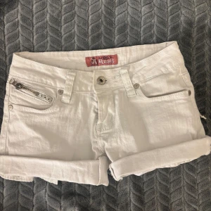 Vita shorts low waist - midja tvärs över: 32-33 cm, mått från knapp till grenen: 16 cm, Lår/ben mått: 21-22 cm