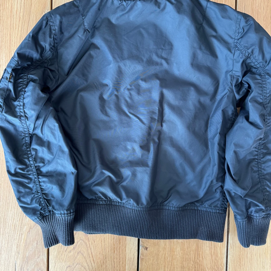 Svart bomberjacka från Alpha Industries - 2