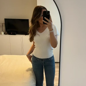 Vit ribbad topp - Säljer denna vita ribbade topp med v-ringning. Toppen e från Vero Moda i storlek xs/s 🌸☀️