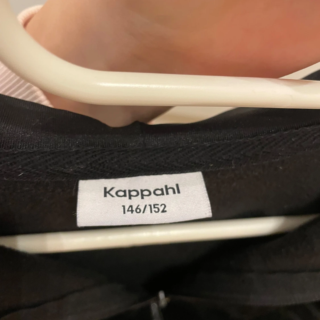 Svart hoodie från Kappahl - 3