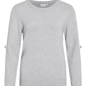 Stickad tröja - Jättefin, grå stickad tröja ifrån vila ❤️ I bra skick men lite nopprig och säljs då den inte kommer till så mycket användning längre. Har någon tråd som sticker ut lite men går att klippa bort med en sax 🤷‍♀️ Skriv ett PM vid frågor eller funderingar 🙏🏼 Jag är öppen för rimliga prisförslag i samband med en snabb affär.