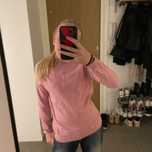 Rosa tröja från Vero Moda - Säljer en söt rosa tröja från Vero Moda. Den har en enkel design med långa ärmar och rund hals. Perfekt för en avslappnad stil. Passar bra till jeans eller kjol. 💖