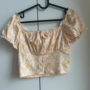 Crop top - Söt crop top med puffärmar.