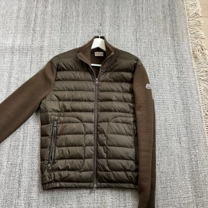  Moncler cardigan  - Säljer nu min sjukt snygga Moncler cardigan i en otrolig khaki grön färg! Storlek M. Bra skick, 3700kr 