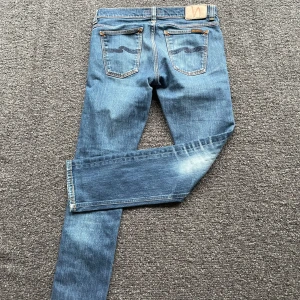 Oanvänt Nudie jeans - Stylish blue slim fit jeans from Nudie Jeans. Size 32/32. I'm 179cm and 75kg and they're a bit tight for me, but for someone under 68kg and 175cm they should fit. They are unused and have no stains or damage. Feel free to ask any questions.😁