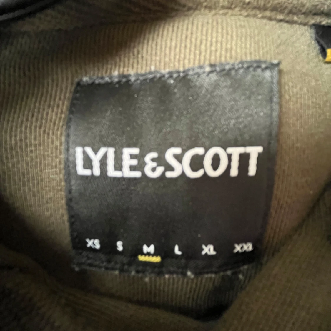 Grön hoodie från Lyle & Scott - 2