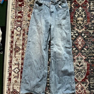 Lågmidjade jeans med baggy fit! - Lågmidjade jeans med baggy fit. I bra skick förutom att dem är slitna längst ner, syns i bilderna! Vet ej märke eller storlek, men dem passar mig som har xs-s 🩷
