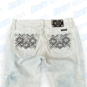 Unika Miss Me lowwaist bootcut jeans  - storlek w27• Mått: Längd: 103,5cm Innerbenslängd: 85cm Midjebredd: 41cm Lårbredd: 25cm Benöppning: 23cm • Vid frågor, meddela här!💙