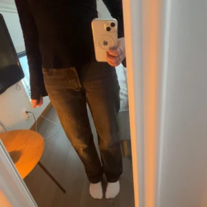 Levis 501 -90s - Snygga svarta jeans från Levi's Premium med en klassisk design. De har en rak passform och knappar i gylfen. Köpta i somras för 1200kr. Använda ett par gånger men inget som syns. W23 och L30, sitter perfekt på mig som är 158.                             Ifall du undrar något mer är det bara att skriva