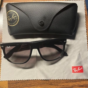 Ray Ban Boyfriend Svarta - Svarta solglasögon från Ray-Ban. Modell Boyfriend. Fodral samt duk följer med. Dem är i bra skick. Hör av er vid funderingar MVH Felix