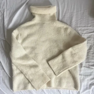 stickad polotröja & other stories🩷  - Krämfärgad polotröja ifrån & other stories🩷storlek XS 
