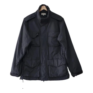 Jacka från Alberto Aspesi - Säljer en jacka från Alberto Aspesi i storlek M. Jackan har en stilren design med flera praktiska fickor framtill och en hög krage. Den är långärmad och har en dragkedja framtill för enkel stängning. (Pris kan diskuteras vid snabb affär)