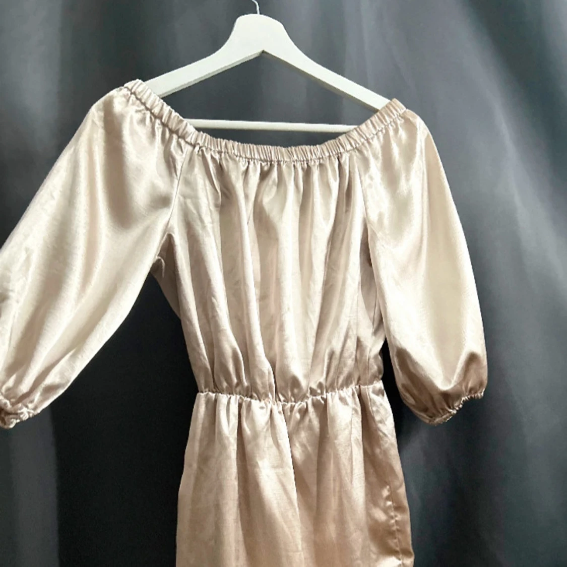 Champagnefärgad omlottklänning från Bik Bok - 1