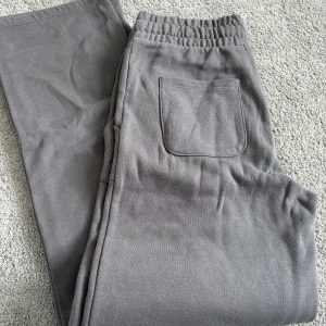 Grå mjukis byxor  - Väldigt bekväma, lite noppriga på låren men inget man tänker på. 