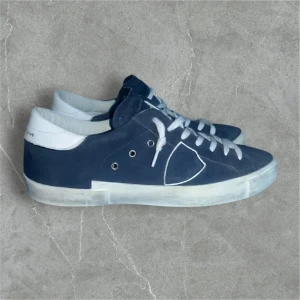 Philippe model  - Hej! Nu säljer jag mina extremt feta blåa Philippe modells. Skicket på skorna är 9.1/10. Allt OG kommer med förutom lappen ✅Ny pris 3900 , säljs nu för 3100. Pris kan diskuteras.  DM för mer bilder //Mathias💯