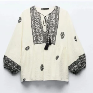 Zara blus  - Köparen står för frakt Hej jag säljer en super fin blus från Zara i jättebra skick. Inga tecken på användning och det är bara att skriva för fler bilder😊