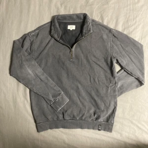 Grå halfzip QS by s Oliver - Grå halfzip från QS by s Oliver i bra skick. Storlek M. Bara att skriva vid funderingar!