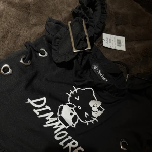 Hello kitty top - Hello kitty kropp top. Har snöre på sidorna som man kan dra åt. Köpte i Japan. Säljer då den är lite för små. Storlek M men skulle säga att den passar S också 