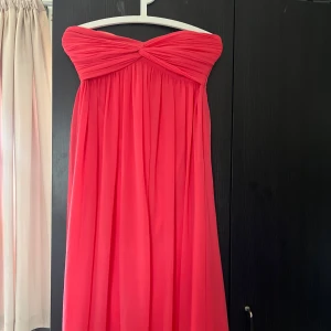 Rosa axelbandslös klänning - Superfin klänning. Långklänning💕