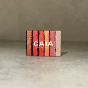 CAIA Ögonskuggspalett - Snygg ögonskuggspalett från CAIA med flera färger i varma toner som rosa, orange och röd. Perfekt för att skapa både vardagliga och festliga looks. Kompakt och lätt att ta med i väskan.