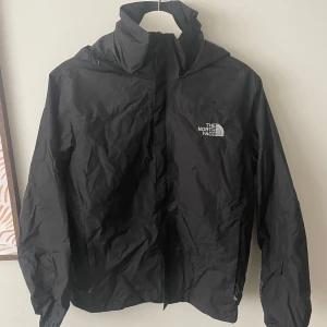 Svart vindjacka från The North Face - Säljer en svart vindjacka med vaddering från The North Face. Storlek M. Lite mindre i storleken, passar S bättre. Använt skick.