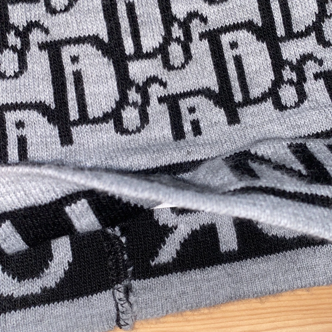 Grå och svart mössa med mönster - 2