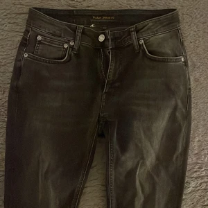 Svarta jeans från Nudie Jeans - Snygga svarta jeans från Nudie Jeans med klassisk femficksdesign och knappgylf. Perfekta för en stilren look. Storlek 29/30. Modell Lean dean 