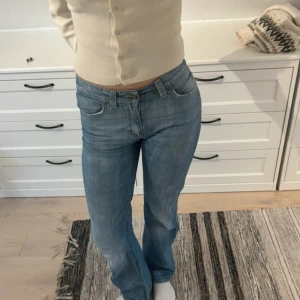 Bootcut jeans från denim birds - Lånade bilder! Passar på mig i längden som är 170, jätte fina Bootcut jeans med detaljer på bakfickorna W27 L34 