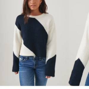 Marinblå och vit stickad tröja från Gina Tricot - Stickar tröja från Gina som är helt ny med prislappen kvar😊fråga gärna om ni vill ha bättre bilder! Storleken är 158/164 men jag skulle säga att den passar som xs