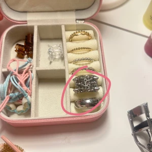 Edblad ringar - Två skit snygga ringar från edblad❣️Säljer tsm pga av att jag inte använder nån av dom, dom är nästan aldrig använda. Det går också att köpa ena ringen och få med den andra på köpet. ( vill bli av med dom så snabbt som möjligt ) skriv för frågor om mått!