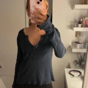 Mörkblå tröja - Säljer en mörkblå tröja från Brandy. Den är i fint skick och säljer då den inte kommer till användning längre. Skriv för fler bilder eller vid frågor!❤️