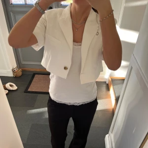 Vit bolero  - Vit topp/jacka från Zara i storlek M. Fint skick. Använd gärna köp nu!