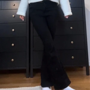 Svarta bootcut Low Waist byxor - Snygga svarta bootcut byxor. Har 2 stycken ett par I 164 och ett I 158 båda sitter ungefär som XS