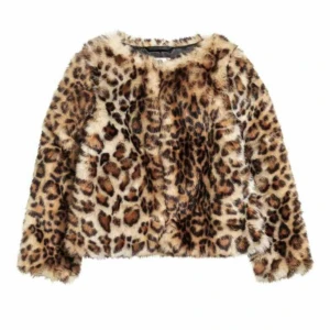 Trekvartsärmad kappa - Säljer en snygg leopardmönstrad pälsjacka med långärmade ärmar. Jackan har en cool och trendig look, perfekt för att sticka ut i mängden. Den är gjord av syntetmaterial och har en normal passform.