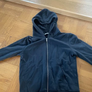 Mörkblå hoodie med dragkedja - Säljer en mörkblå hoodie med dragkedja
