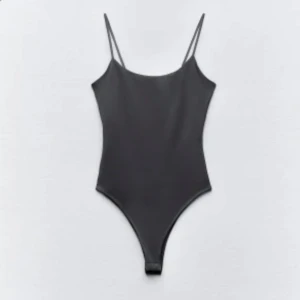 Zara body - Snygg mörkgrå body från zara. Den är i nyskick  då jag aldrig använt den! 🩷