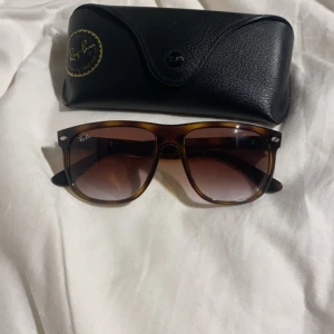 Rayban boyfriend - Säljer ett par Ray Bans i väldigt bra skick, använda fåtal gånger förra sommaren. Hör av dig vid frågor!