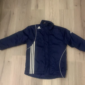 Adidas jacka  - Tjock jacka, i barn size se bild 