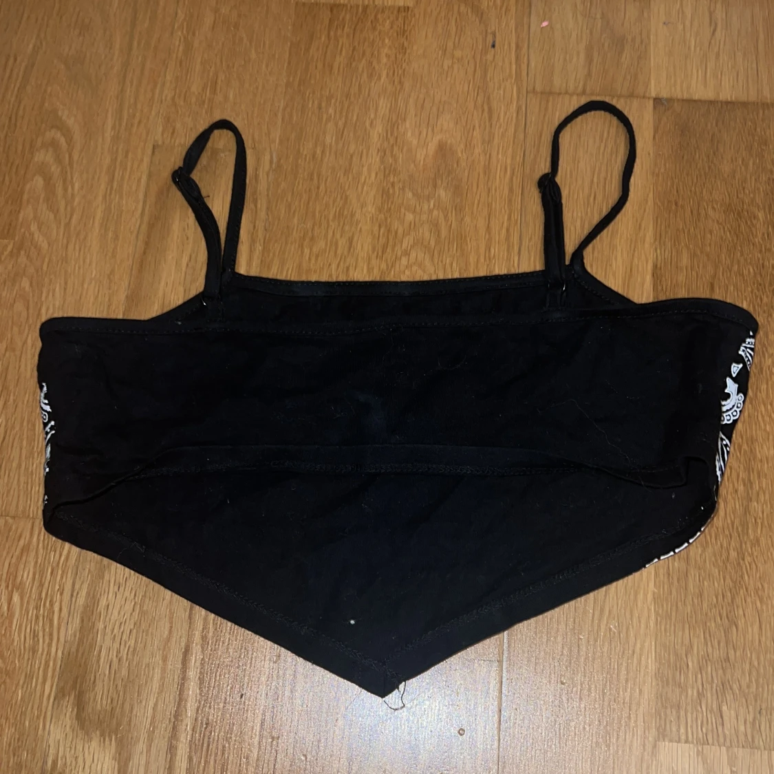 Svart bandana-mönstrad topp från Shein - 2