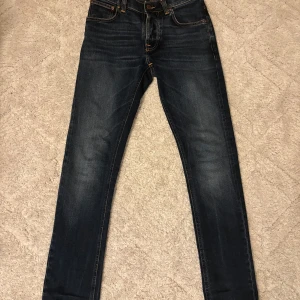 Nudie jeans - Snygga jeans från Nudie i modellen: Grim Trim (slim) och färgen: New Ink, storleken är W28 och L32. Jeansen är i bra skick och har inga defekter. Nypris: 1600kr. Bara att höra av dig vid frågor. Pris är diskuterbart.