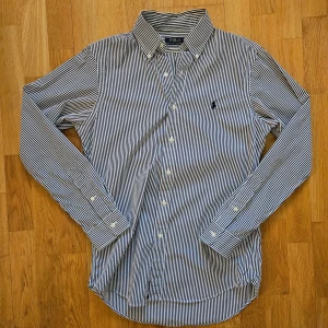 Randig skjorta Ralph Lauren nyskick  - Säljer denna toppenskjorta i toppskick, som ny. Perfekt för våren och sommaren☀️  Storlek s/38, normal storlek/passform Mått finns på bilderna.  Pm vid frågor!😄